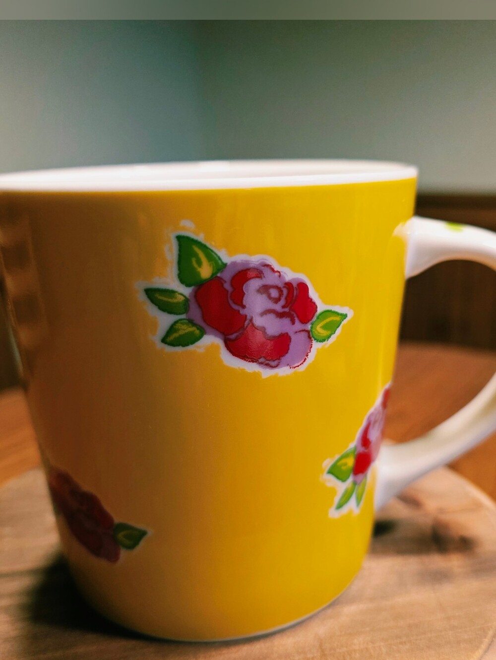 Starbucks Barista 2004 mug-Yellow w/red roses 16oz.